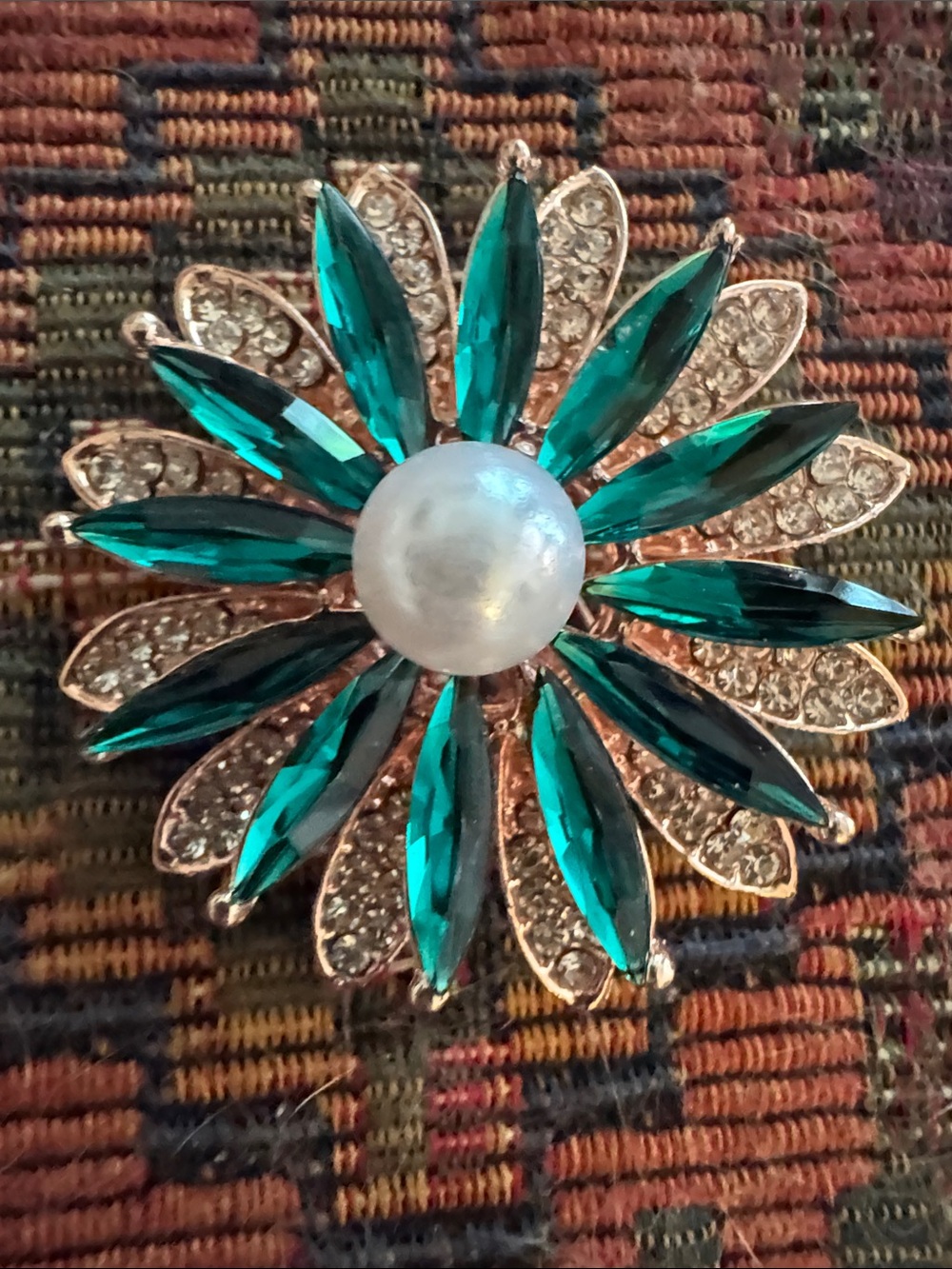 NWOT Emerald Crystal Flower Brooch with Faux Pearl Center
